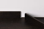 Moduleo LayRed Medium Plint 54991 Country Oak geplaatst langs de muur op de bijpassende PVC vloer (volledig beeld)