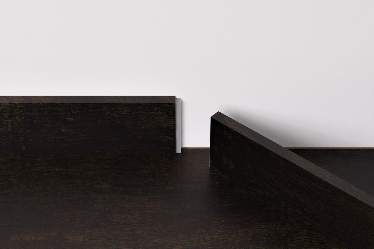 Moduleo LayRed Medium Plint 54991 Country Oak geplaatst langs de muur op de bijpassende PVC vloer (volledig beeld)