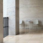 Normann Copenhagen Barkruk Form Crème Staal in een interieur