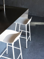Normann Copenhagen Barkruk Form Crème Staal in een interieur
