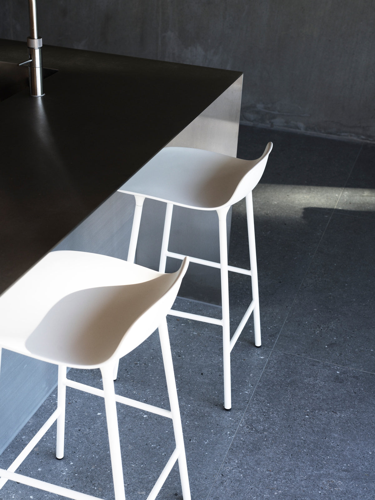 Normann Copenhagen Barkruk Form Crème Staal in een interieur