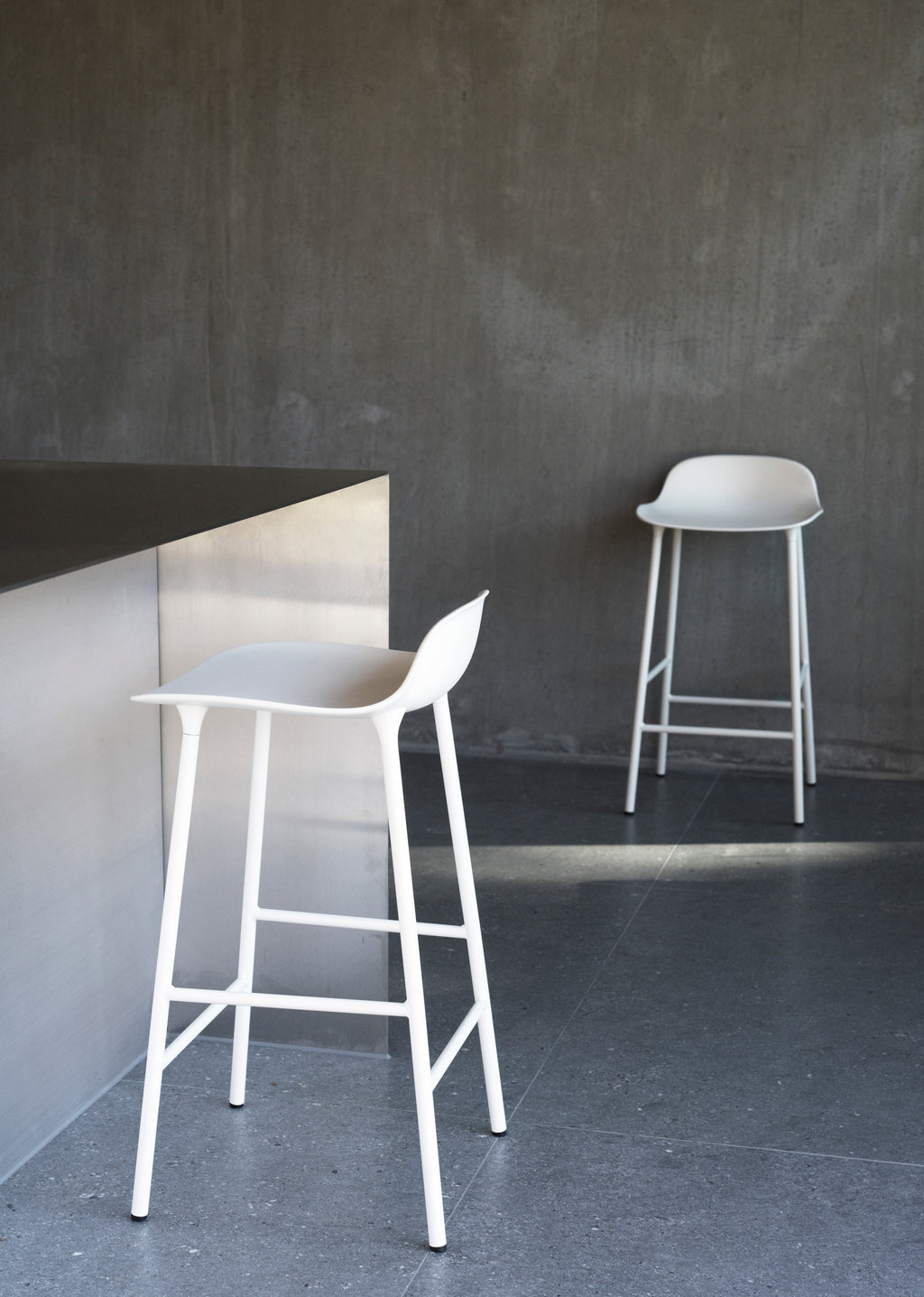 Normann Copenhagen Barkruk Form Crème Staal in een interieur