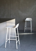 Normann Copenhagen Barkruk Form Crème Staal in een interieur