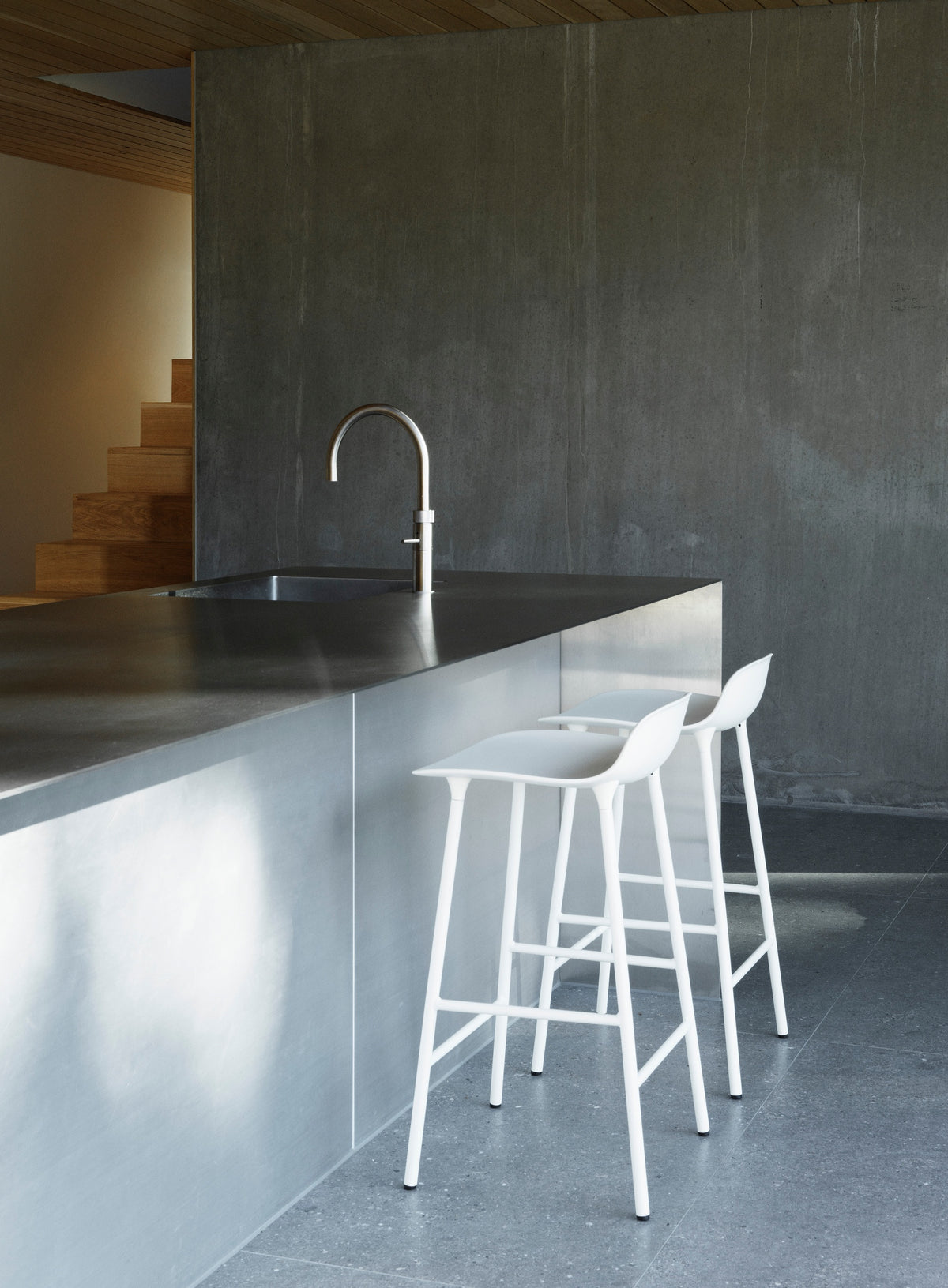 Normann Copenhagen Barkruk Form Crème Staal in een interieur