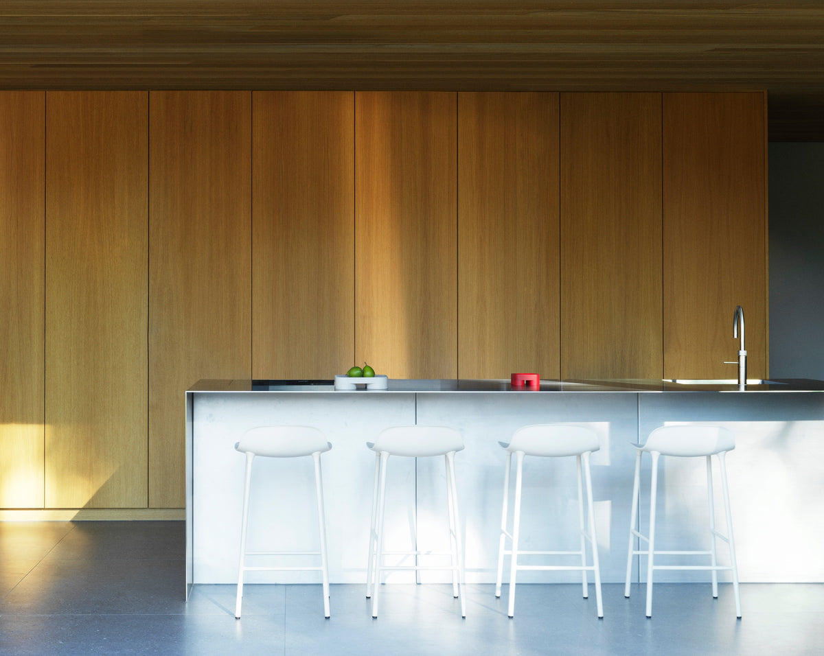 Normann Copenhagen Barkruk Form Crème Staal in een interieur