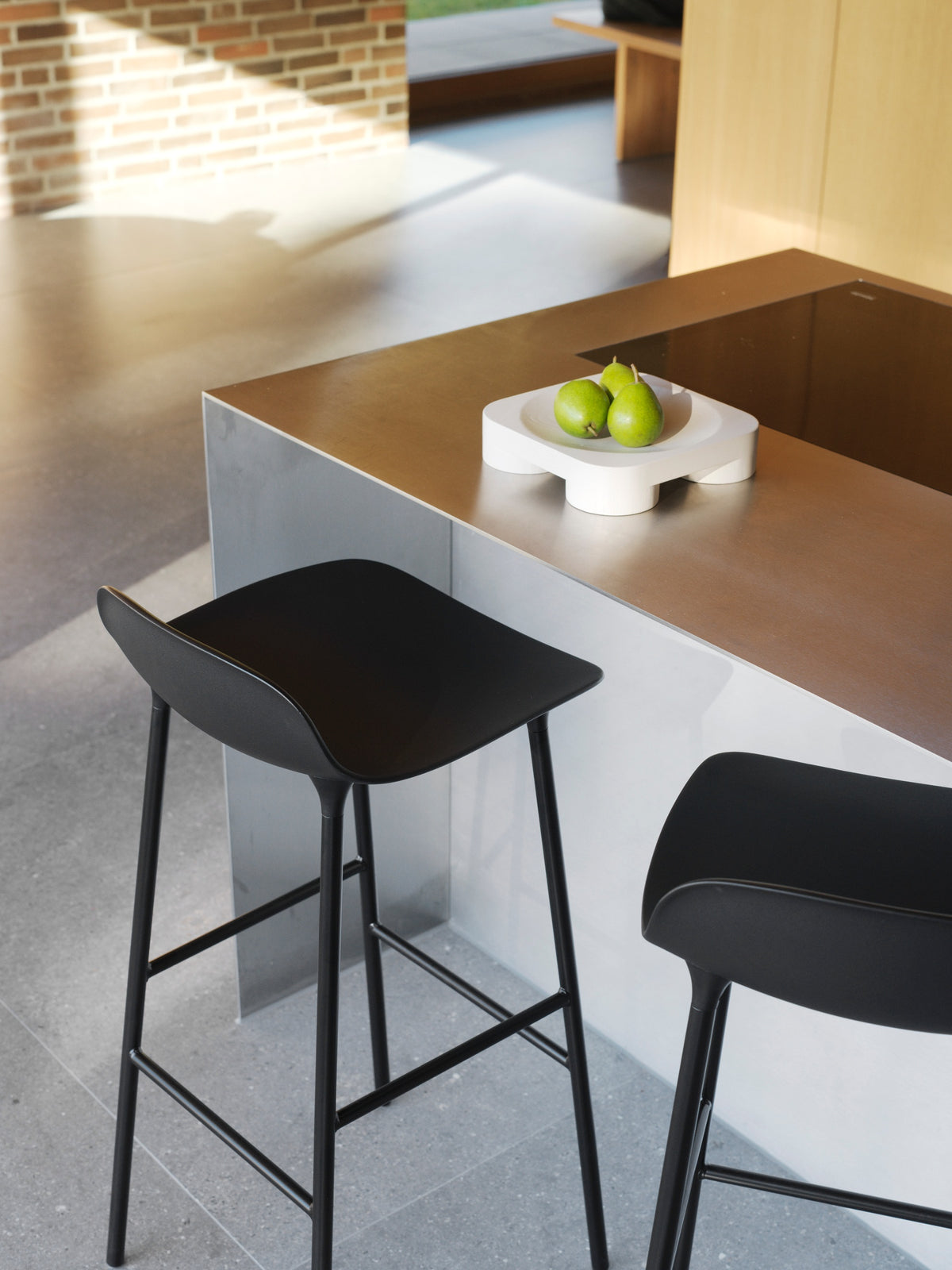 Normann Copenhagen Barkruk Form Zwart Staal in een interieur