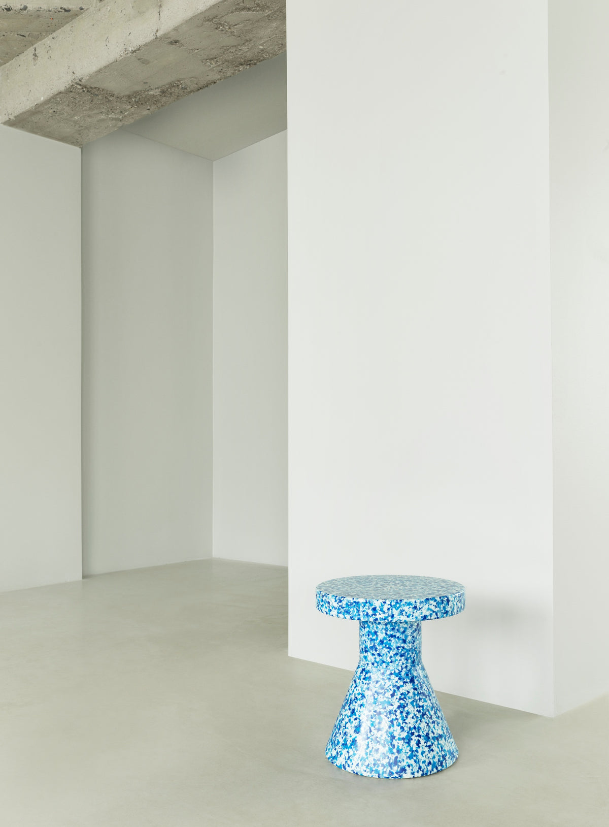 Normann Copenhagen Bijzettafel Bit Stool Cone Blauw in een interieur