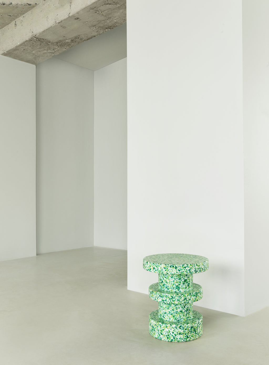 Normann Copenhagen Bijzettafel Bit Stool Stack Groen in een interieur