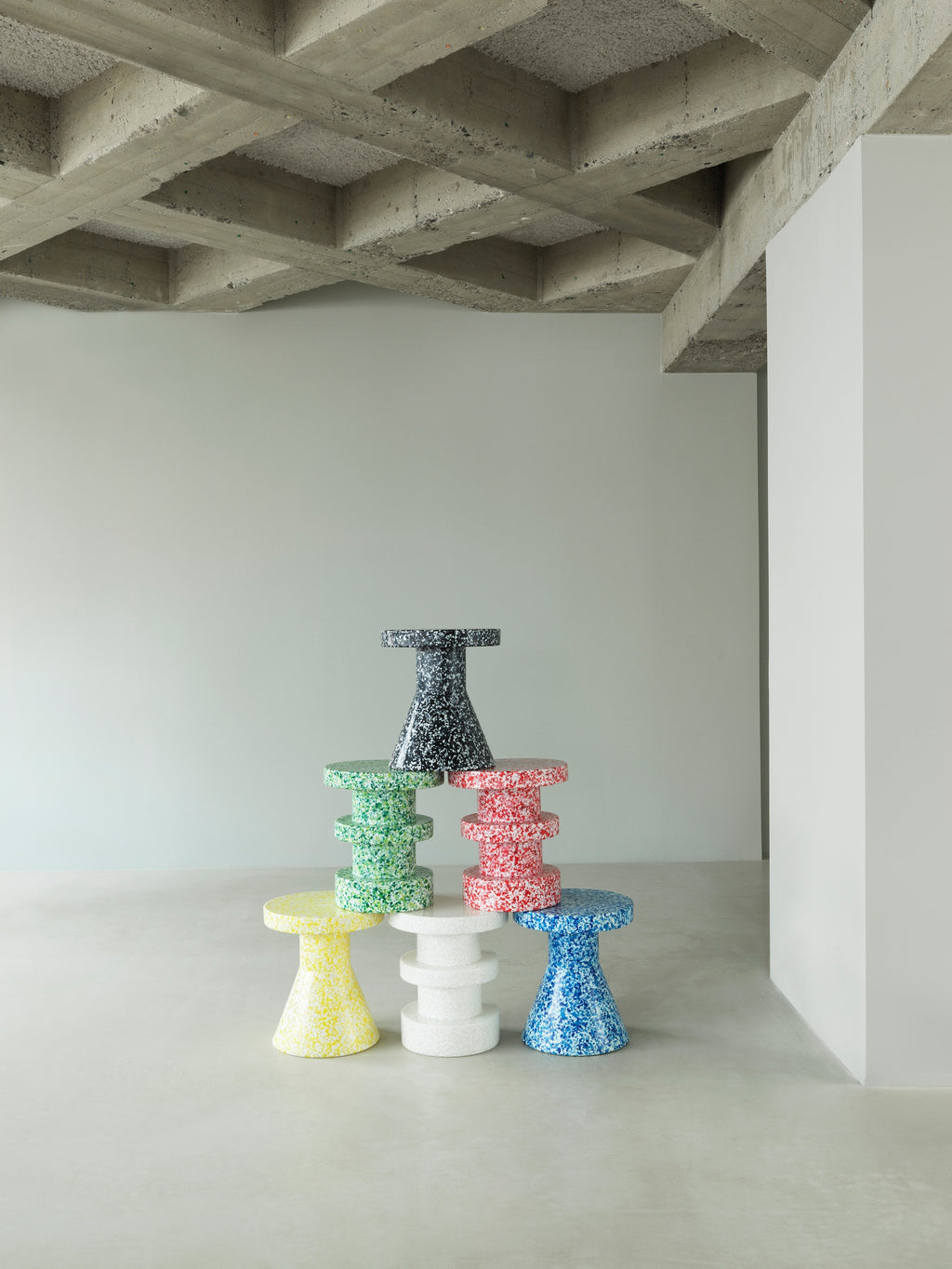Normann Copenhagen Bijzettafel Bit Stool Stack Groen in een interieur