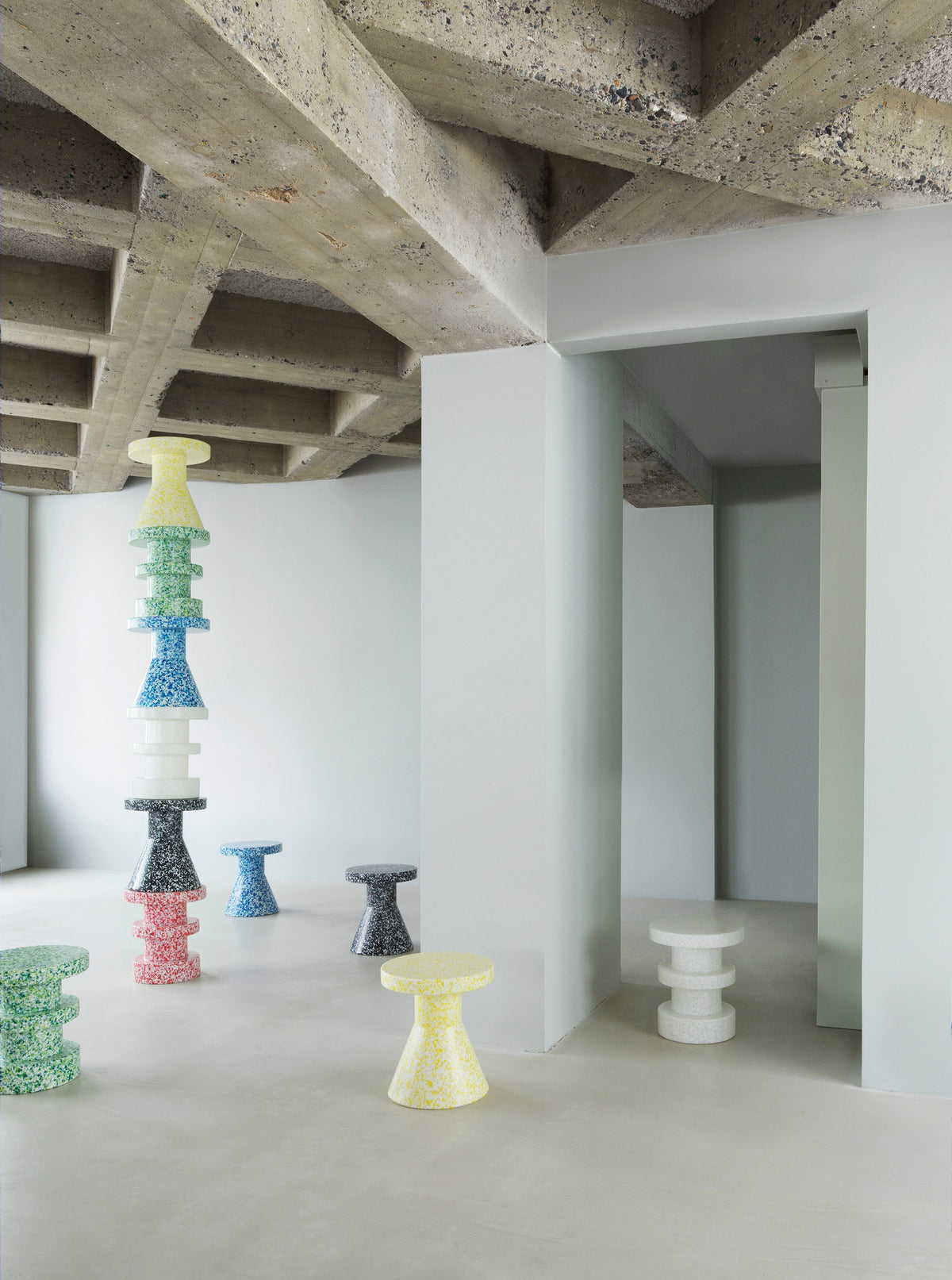 Normann Copenhagen Bijzettafel Bit Stool Stack Groen in een interieur