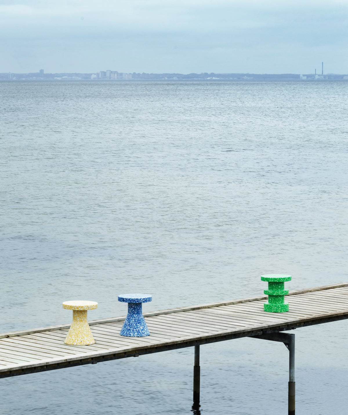 Normann Copenhagen Bijzettafel Bit Stool Stack Groen in een interieur