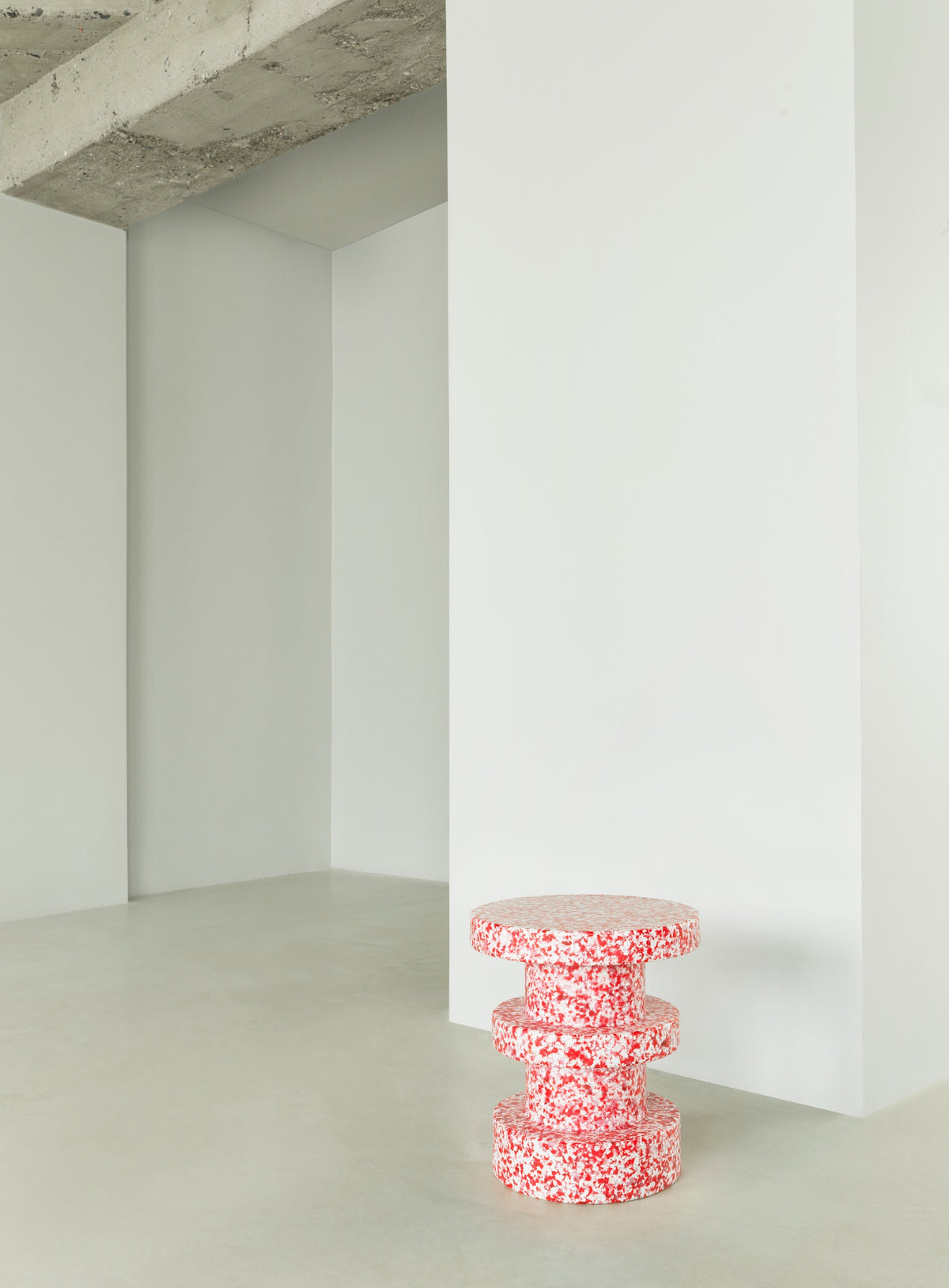 Normann Copenhagen Bijzettafel Bit Stool Stack Rood in een interieur