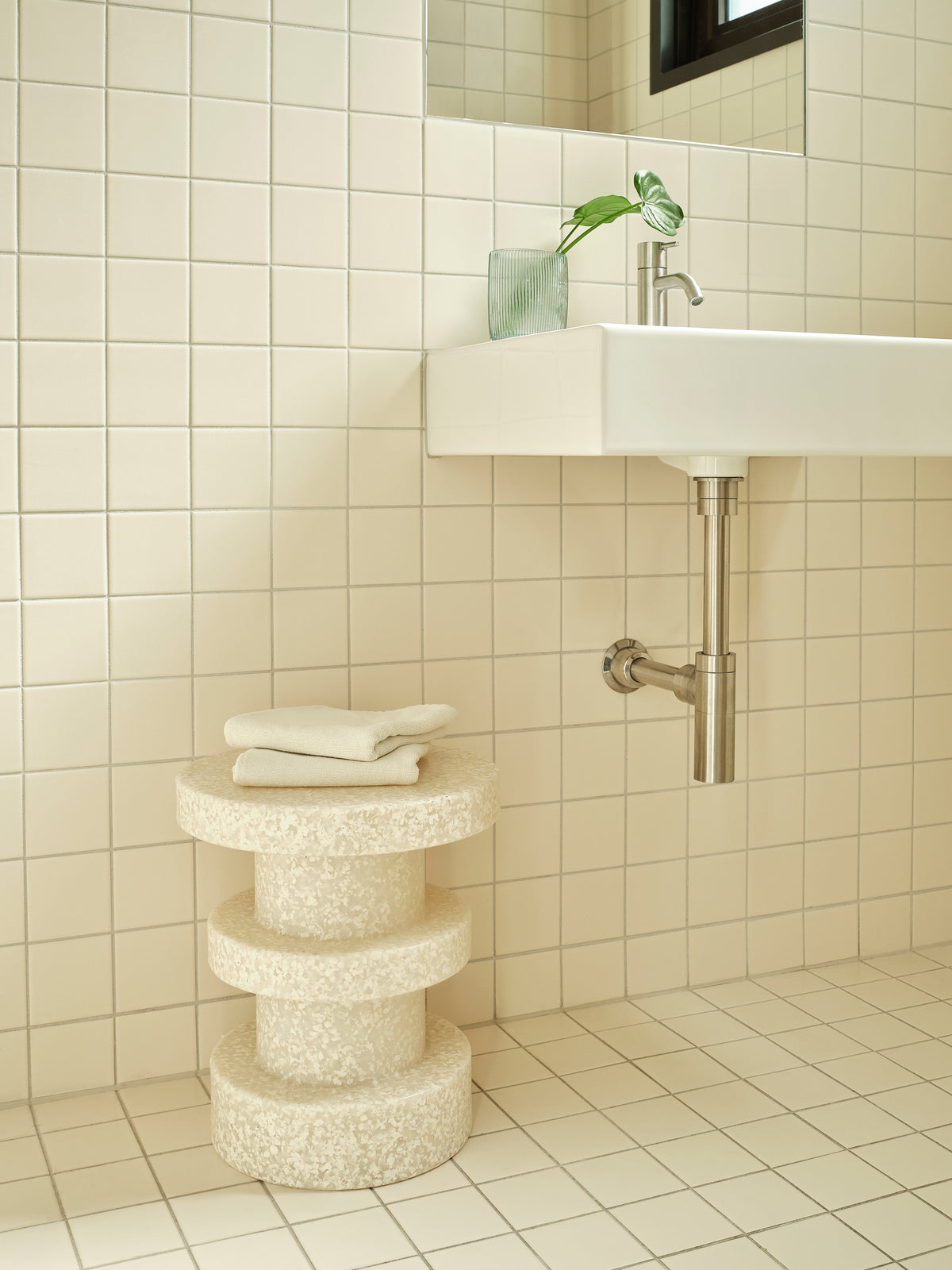 Normann Copenhagen Bijzettafel Bit Stool Stack Wit-Wit in een interieur