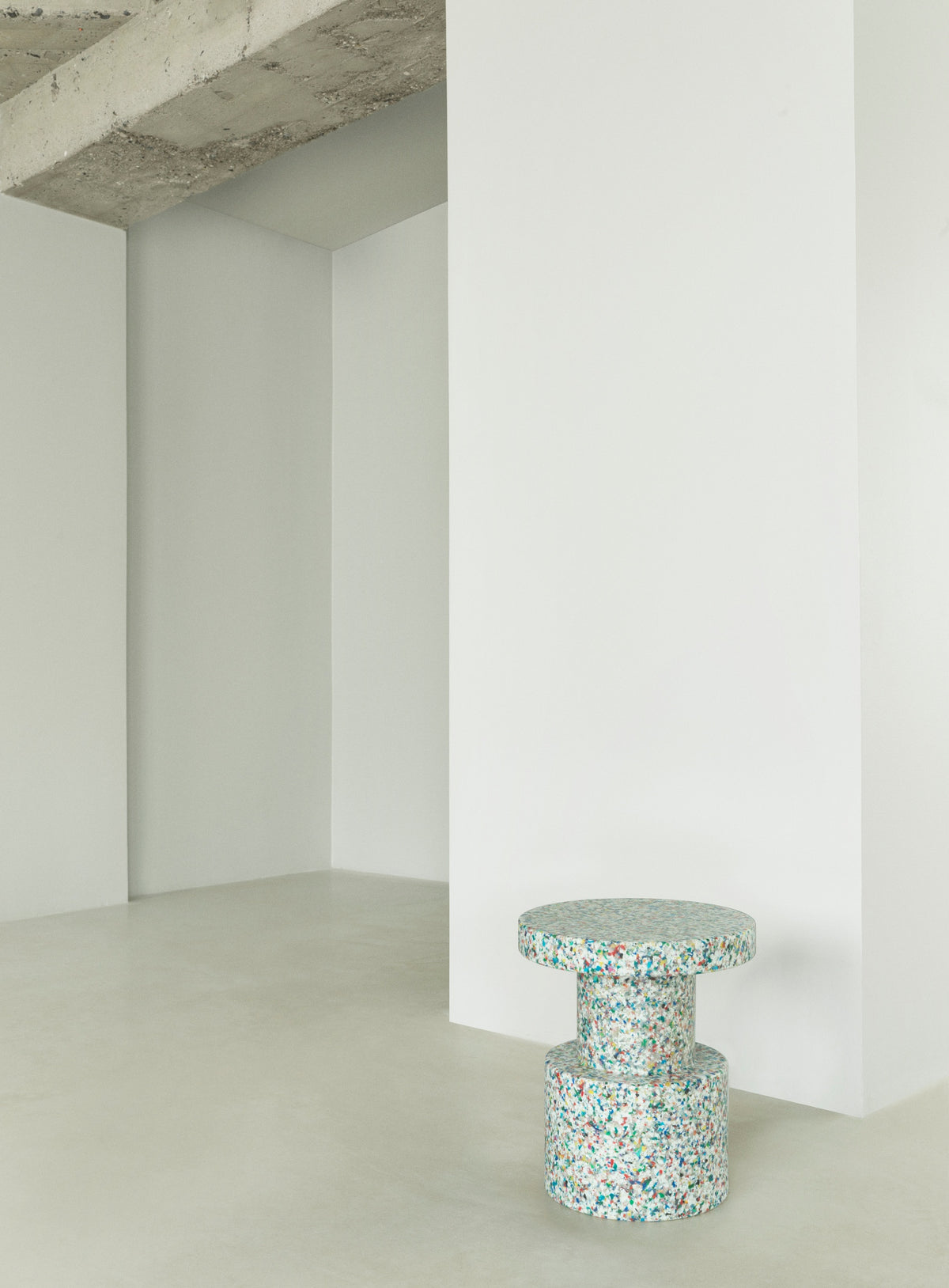 Normann Copenhagen Bijzettafel Bit Stool Wit Multi in een interieur