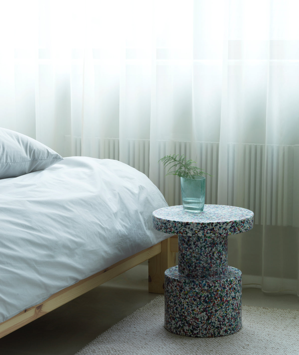 Normann Copenhagen Bijzettafel Bit Stool Wit Multi in een interieur