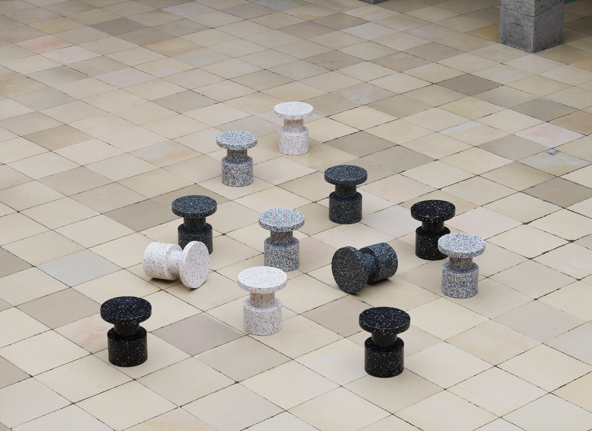Normann Copenhagen Bijzettafel Bit Stool Wit Multi in een interieur