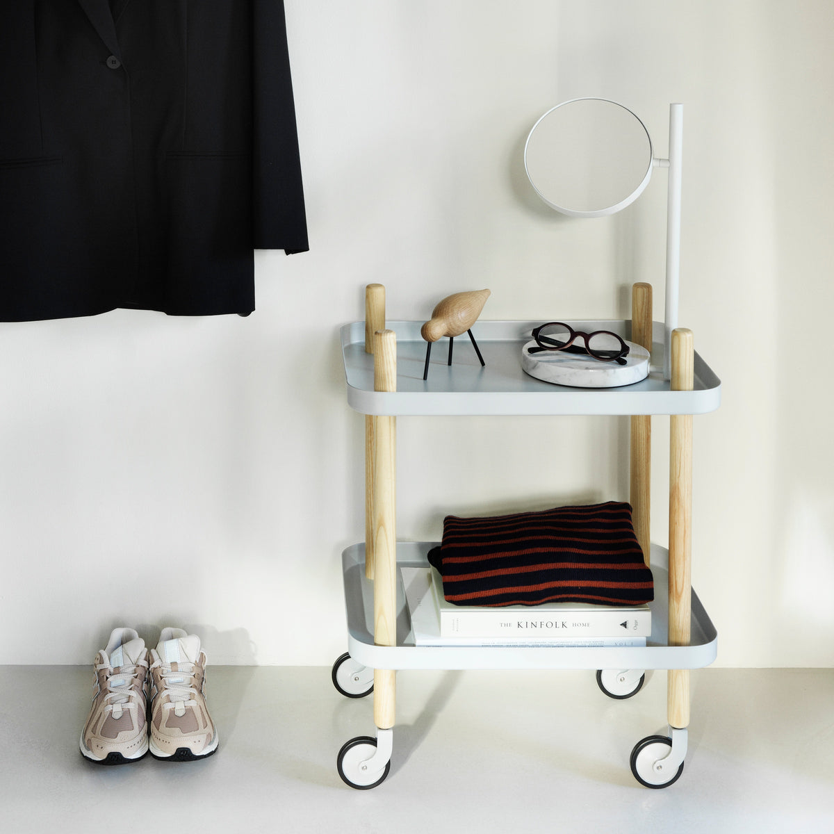 Normann Copenhagen Bijzettafel Block Trolley Lichtgrijs Vierkant in een interieur