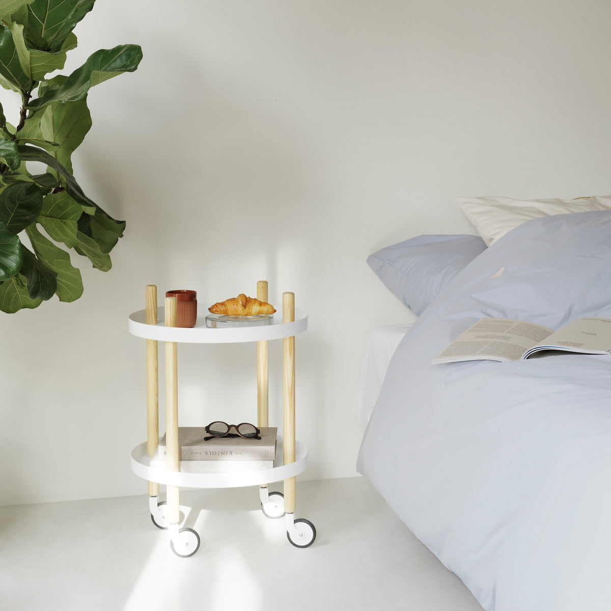 Normann Copenhagen Bijzettafel Block Trolley Wit Rond in een interieur