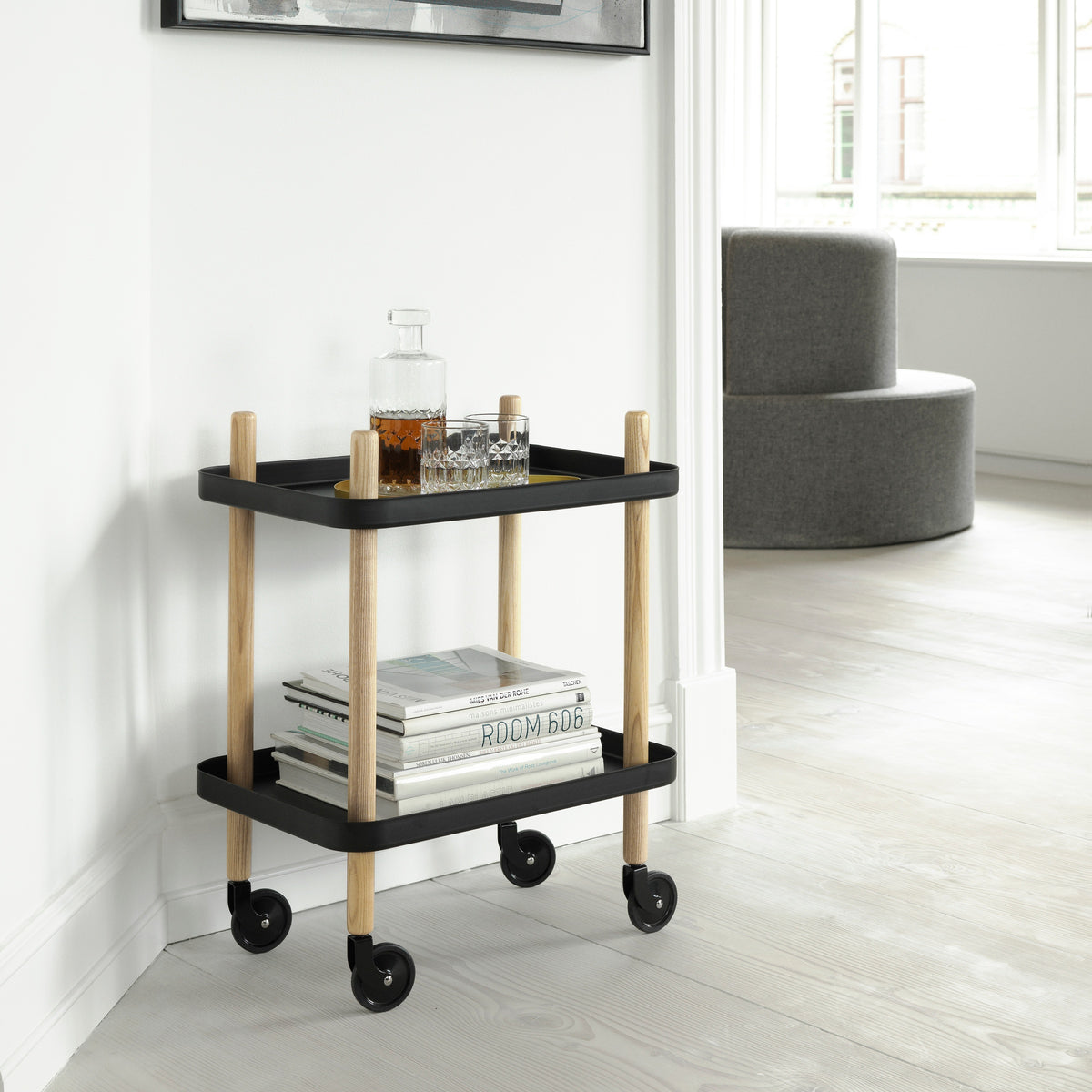 Normann Copenhagen Bijzettafel Block Trolley Zwart Vierkant in een interieur