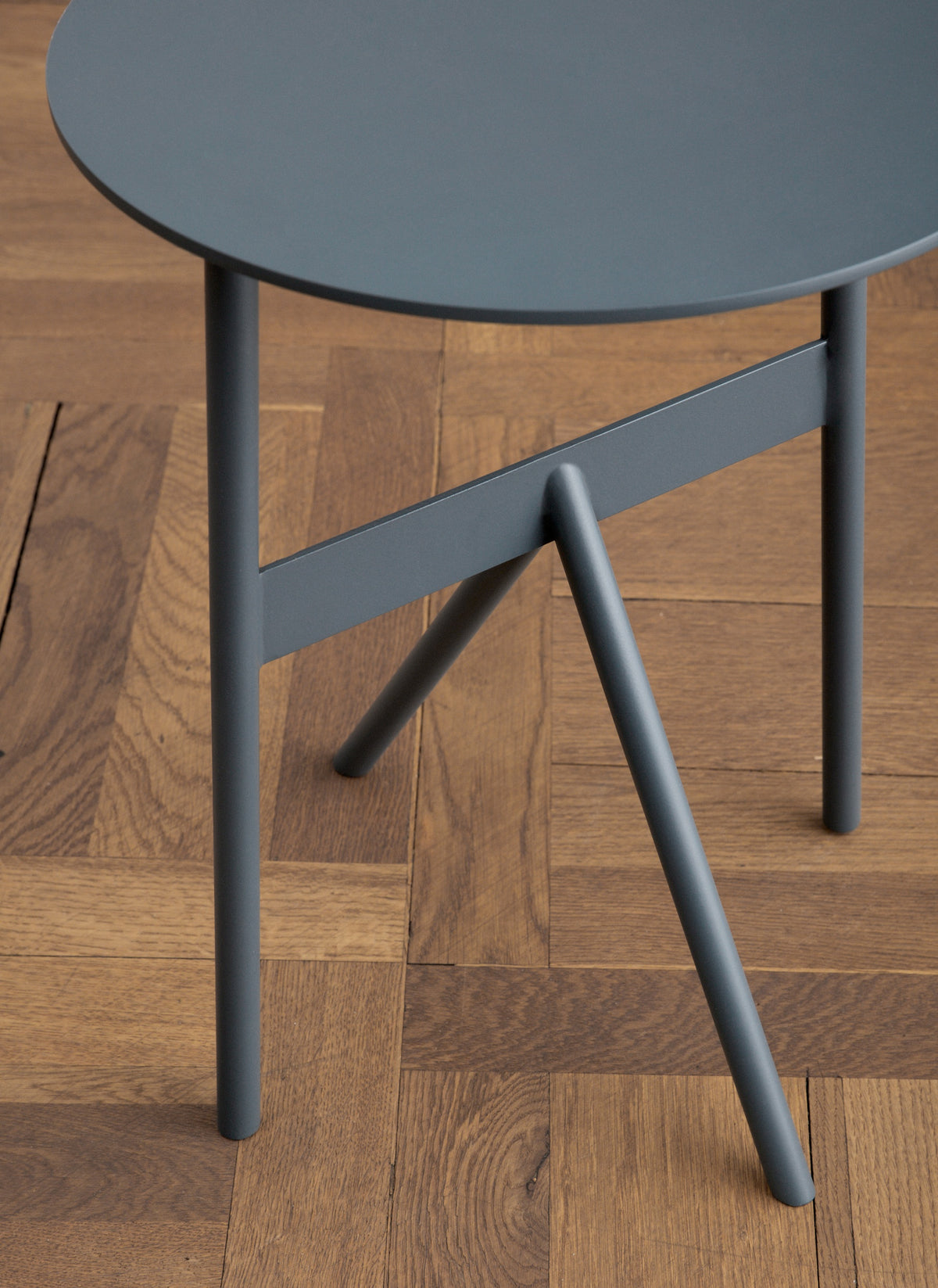 Detail van Normann Copenhagen Bijzettafel Stock Staalblauw