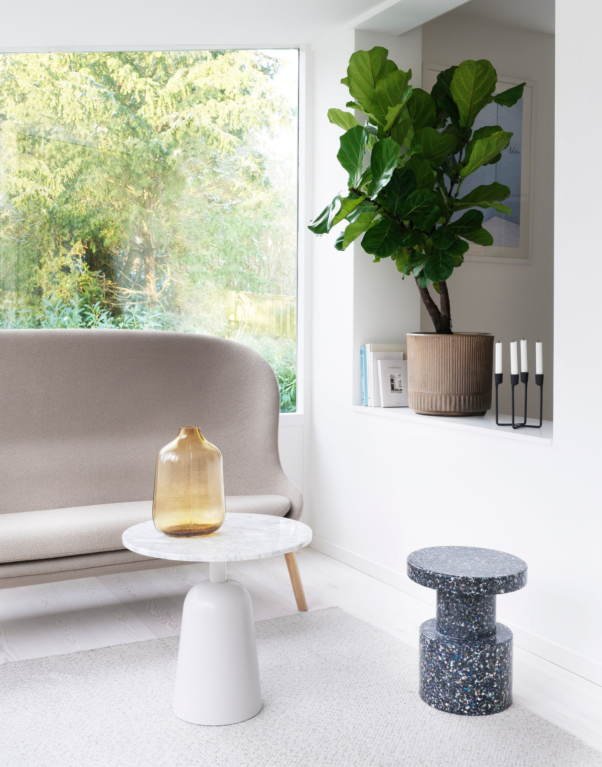 Normann Copenhagen Bijzettafel Turn Table Marble Wit Verstelbaar in een interieur