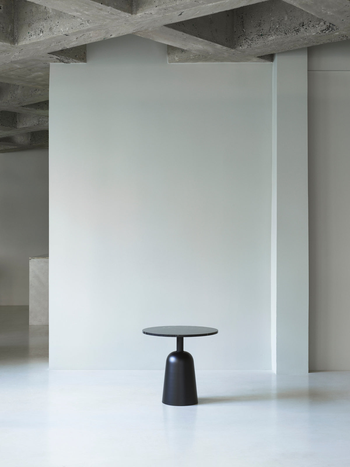Normann Copenhagen Bijzettafel Turn Table Marble Zwart Verstelbaar in een interieur