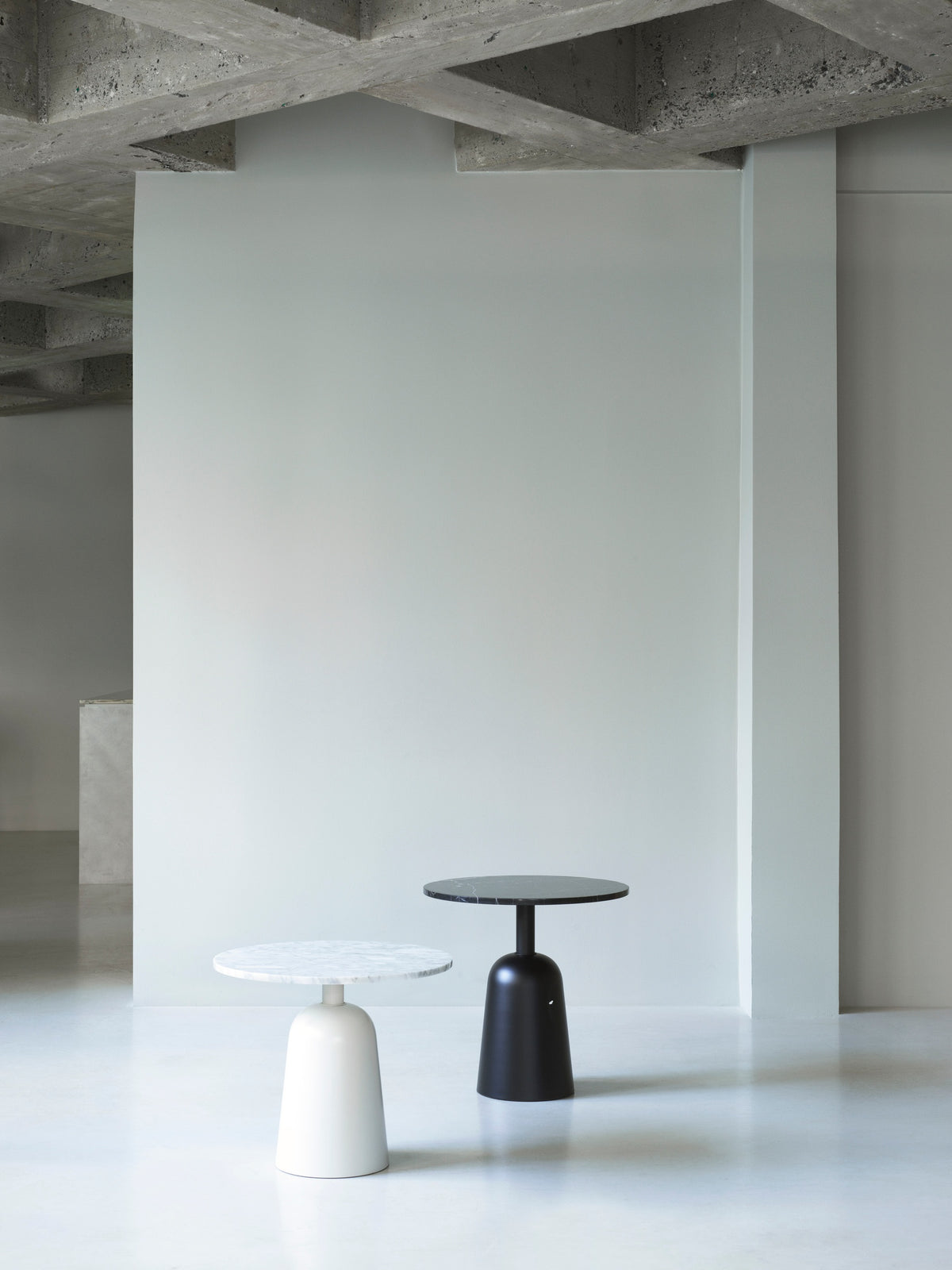 Normann Copenhagen Bijzettafel Turn Table Marble Zwart Verstelbaar in een interieur