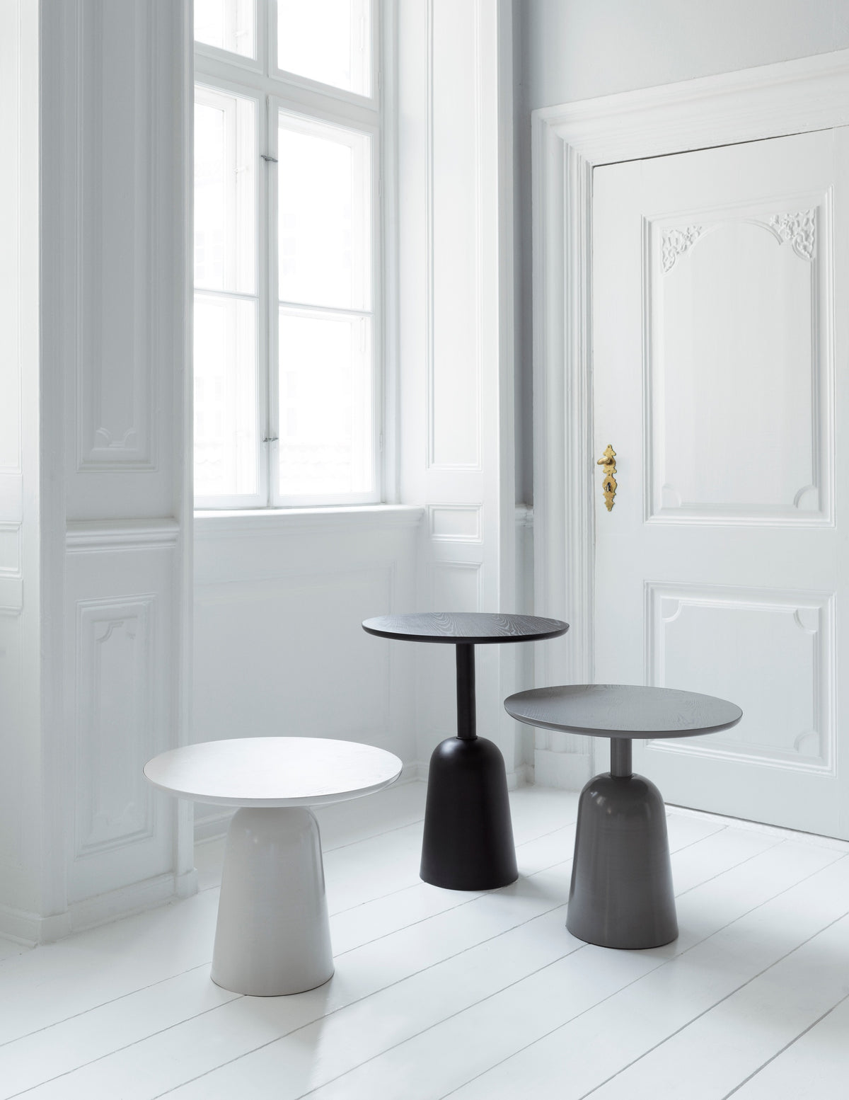 Normann Copenhagen Bijzettafel Turn Table Warmgrijs Verstelbaar in een interieur