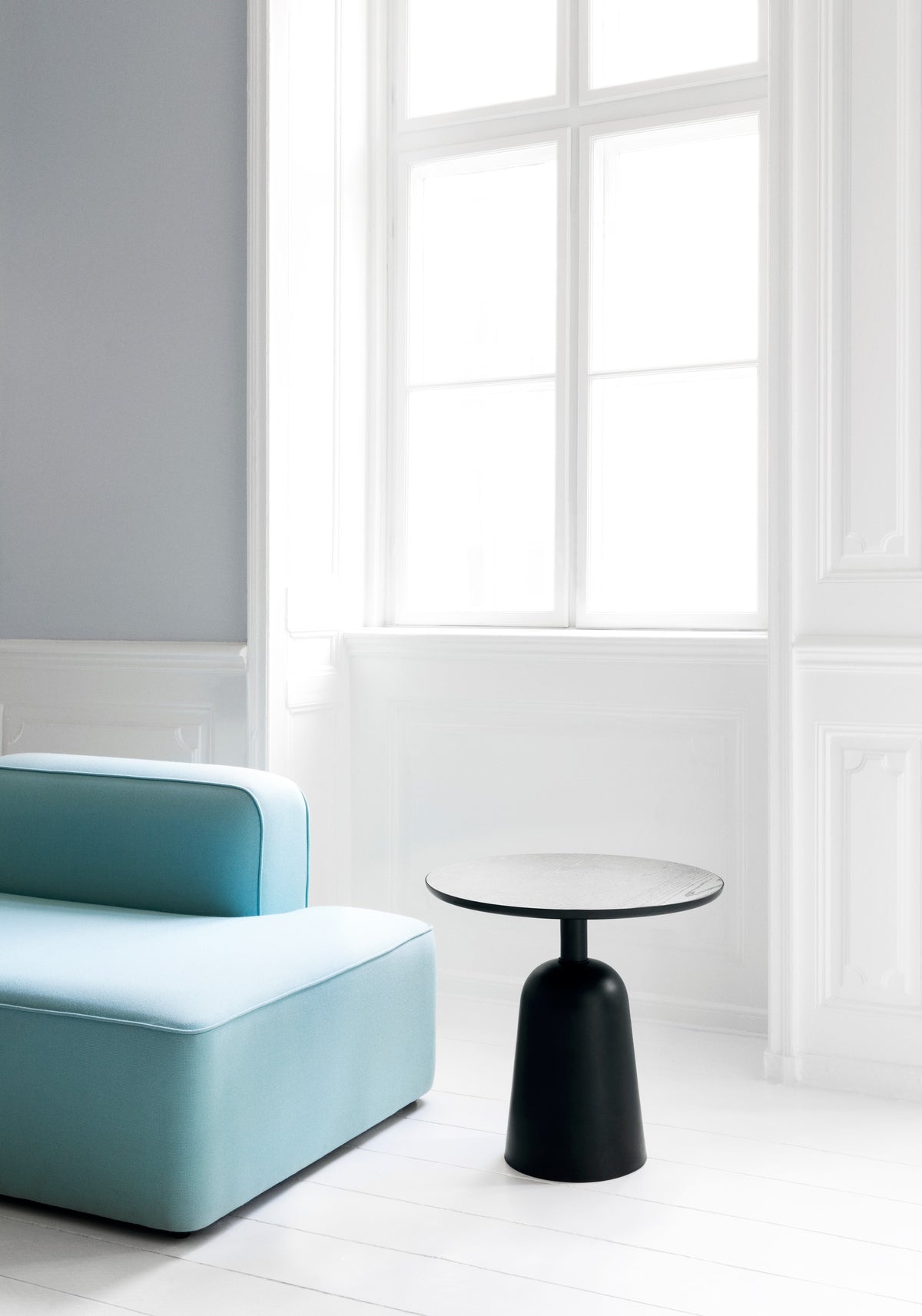 Normann Copenhagen Bijzettafel Turn Table Zwart Verstelbaar in een interieur