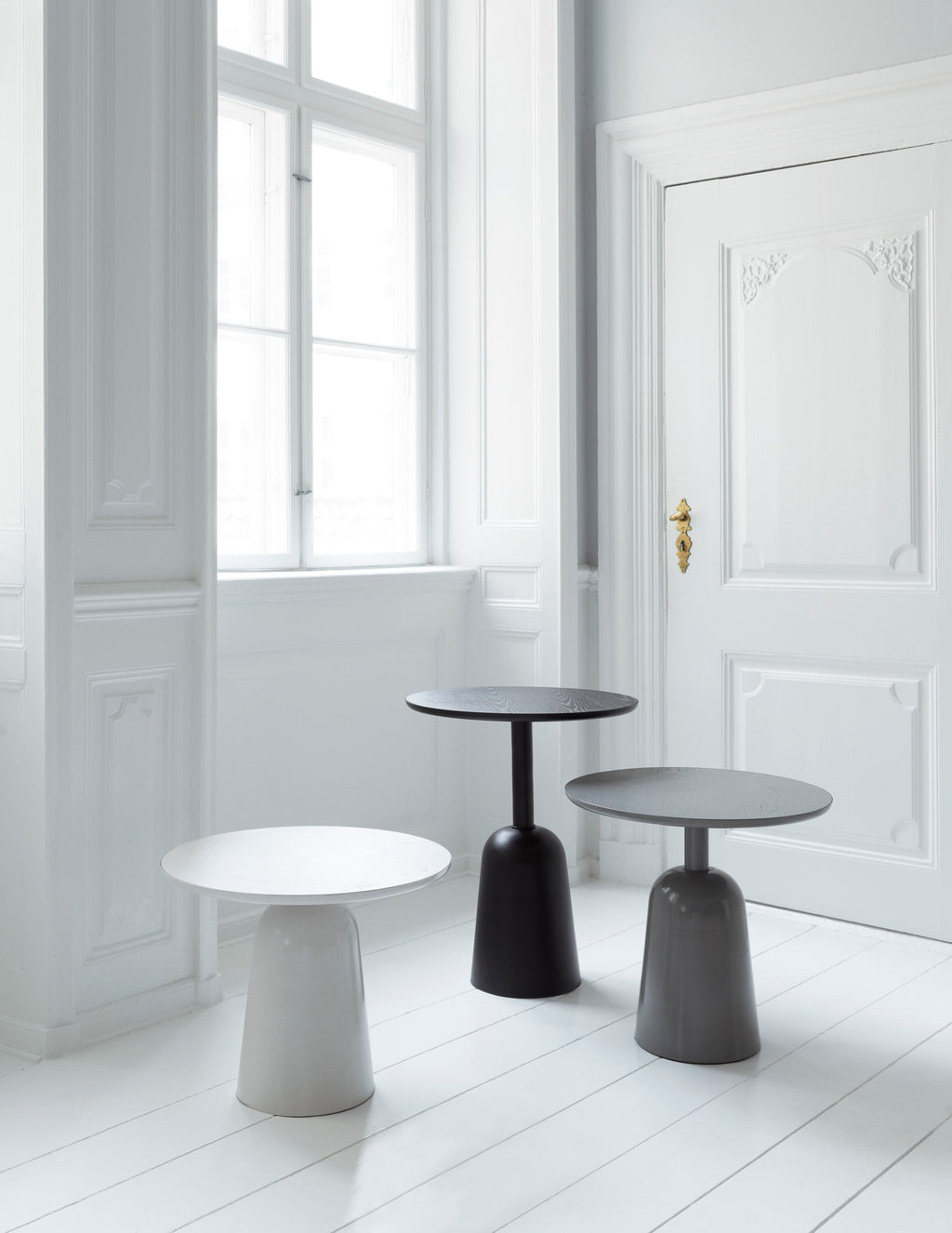 Normann Copenhagen Bijzettafel Turn Table Zwart Verstelbaar in een interieur