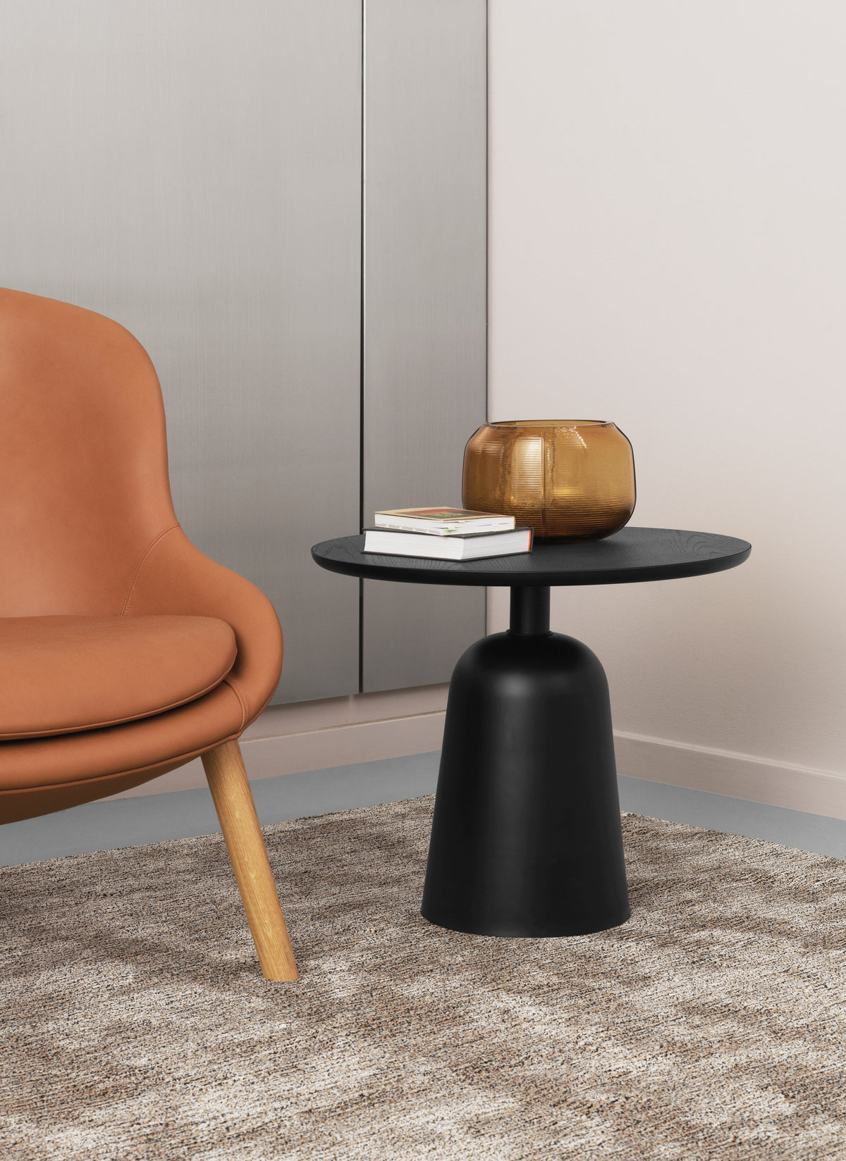 Normann Copenhagen Bijzettafel Turn Table Zwart Verstelbaar in een interieur