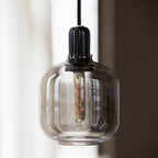 Normann Copenhagen Hanglamp Amp Marble Small Gerookt Zwart in een interieur