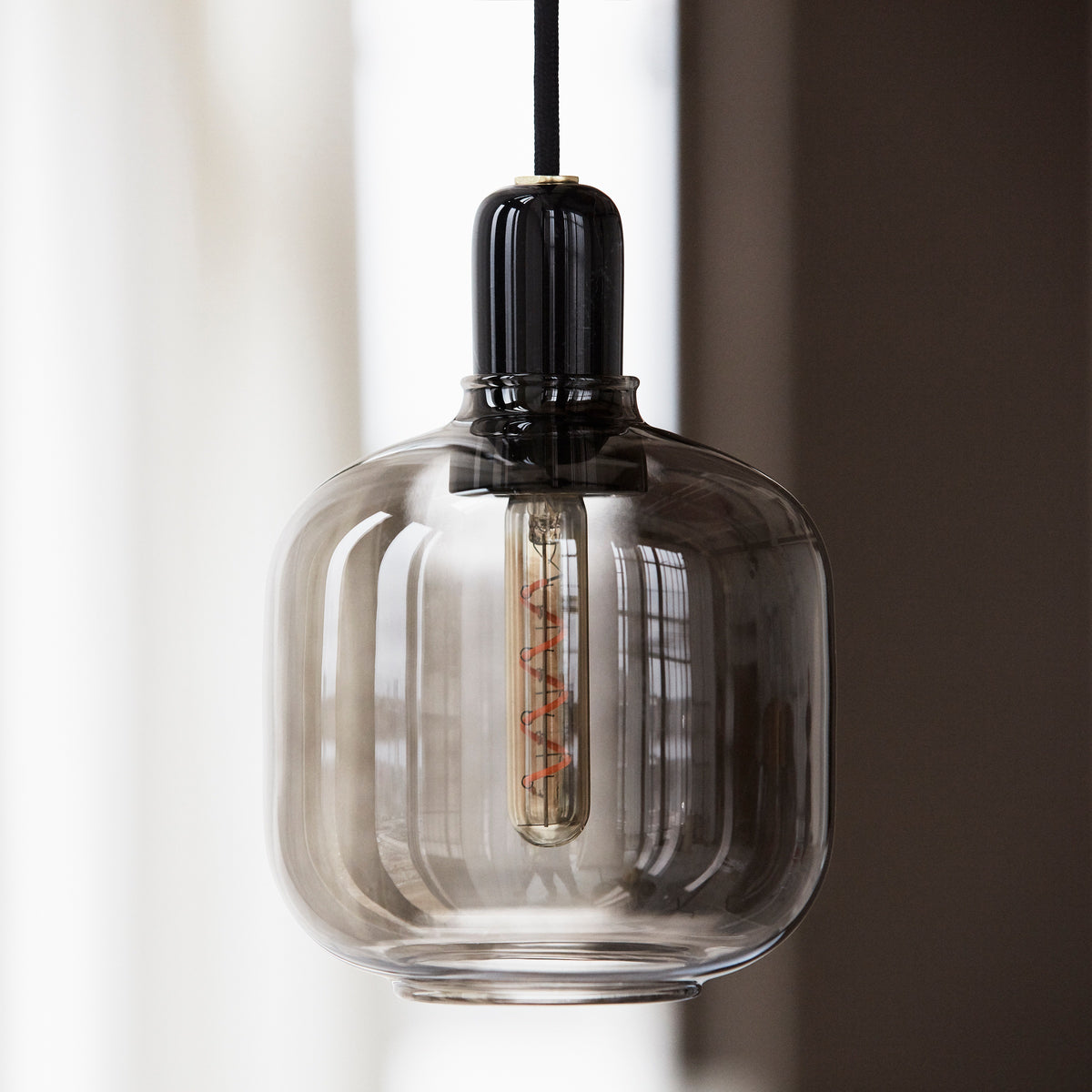Normann Copenhagen Hanglamp Amp Marble Small Gerookt Zwart in een interieur