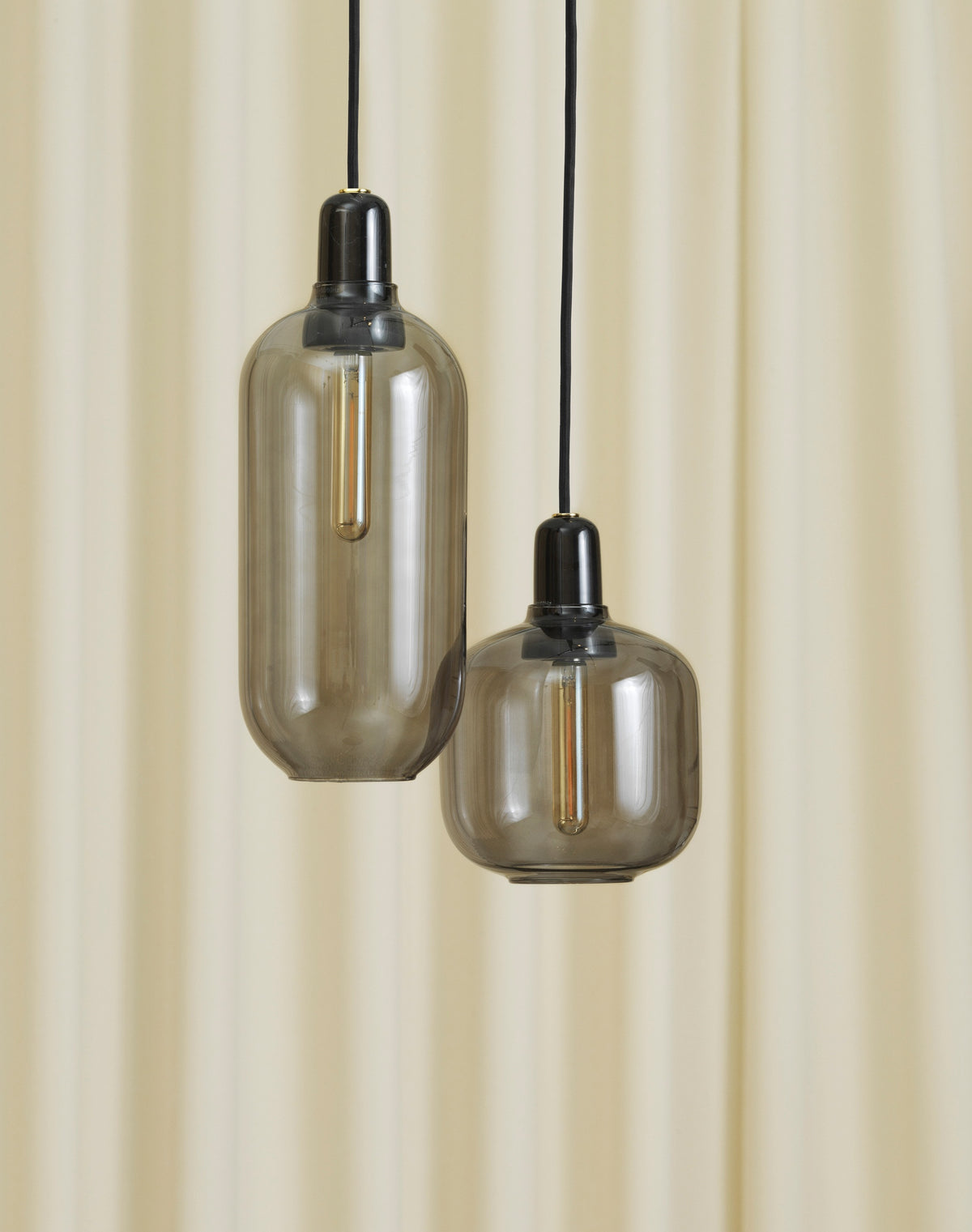 Normann Copenhagen Hanglamp Amp Marble Small Gerookt Zwart in een interieur