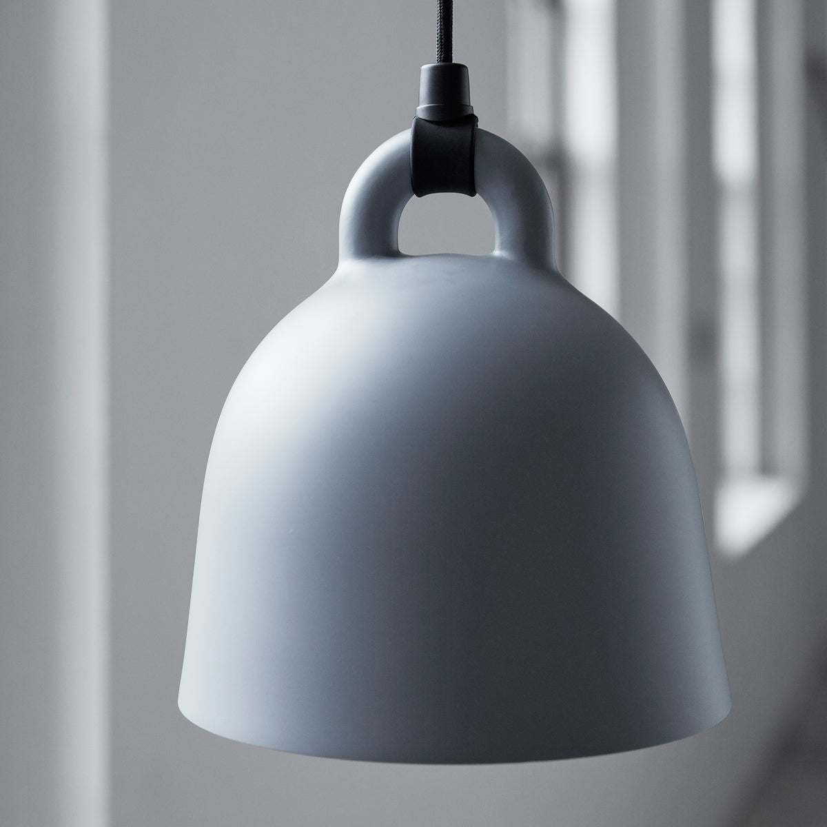 Normann Copenhagen Hanglamp Bell Grijs in een interieur