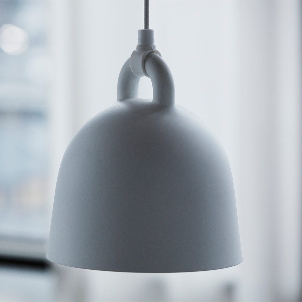Normann Copenhagen Hanglamp Bell Wit in een interieur