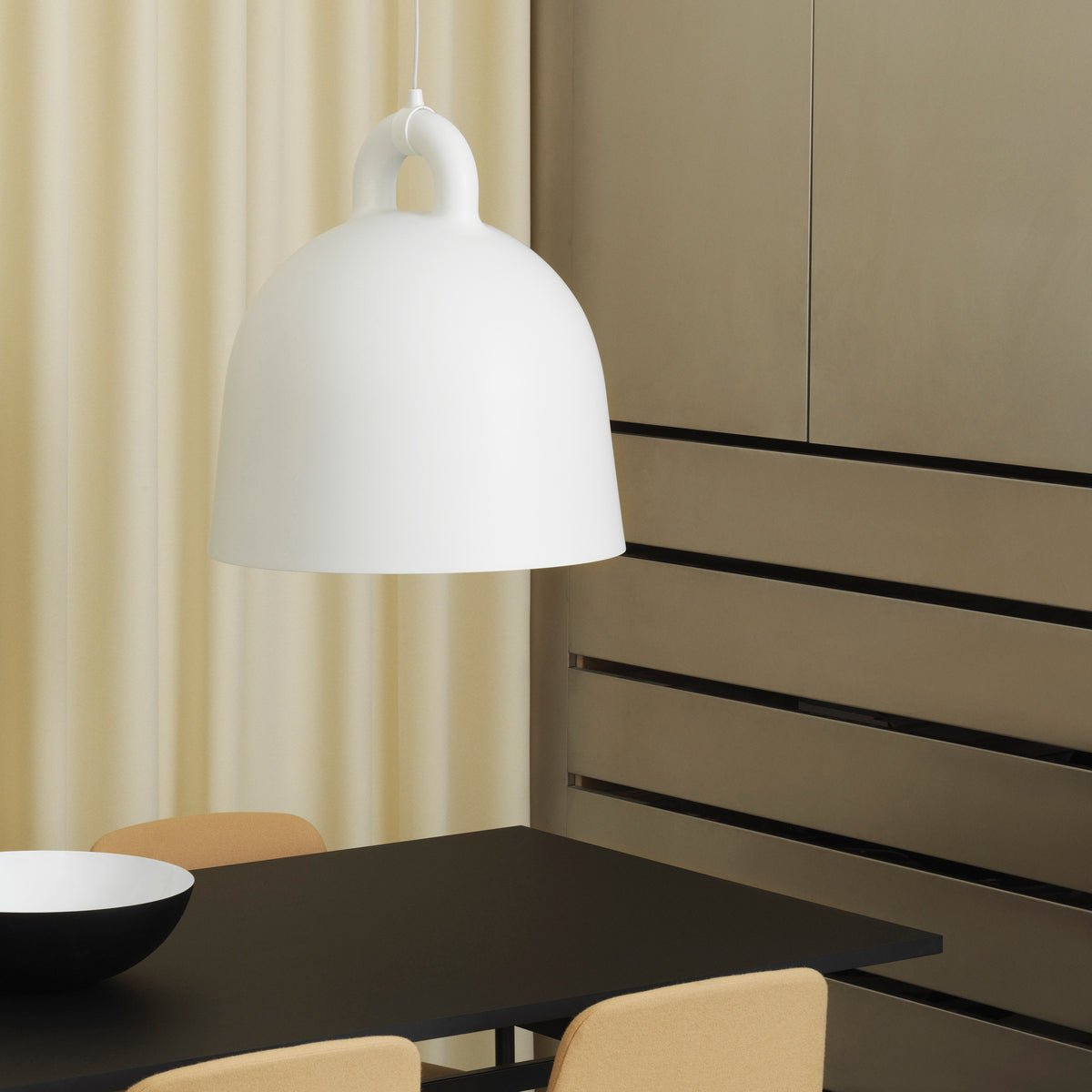 Normann Copenhagen Hanglamp Bell Wit in een interieur