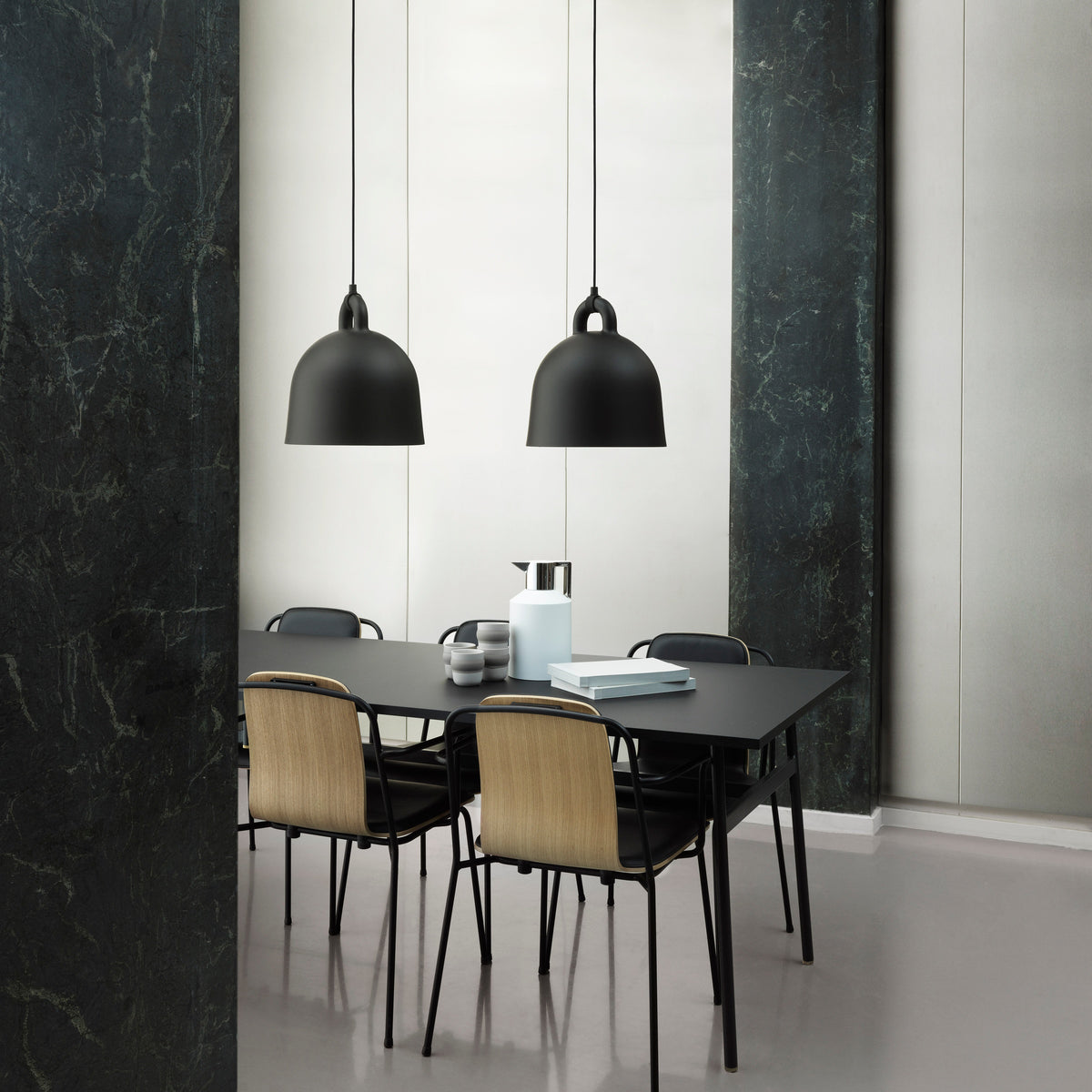 Normann Copenhagen Hanglamp Bell Zwart in een interieur