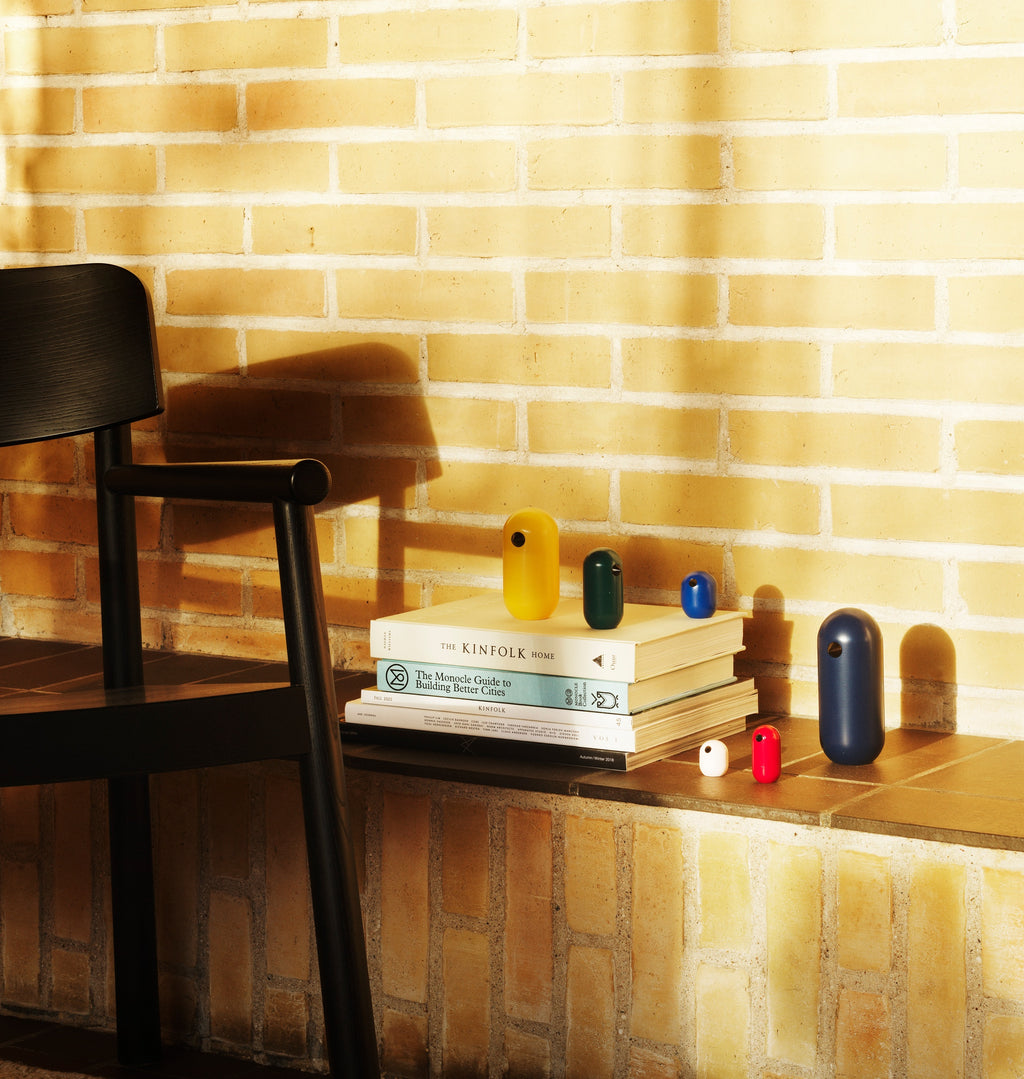 Normann Copenhagen Houten vogel Little Bird Donkerblauw in een interieur