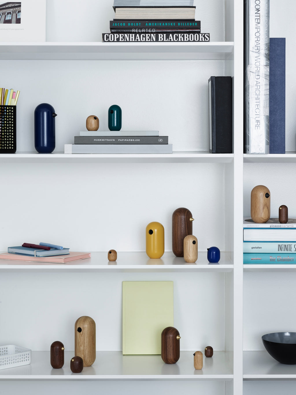 Normann Copenhagen Houten vogel Little Bird Geel in een interieur