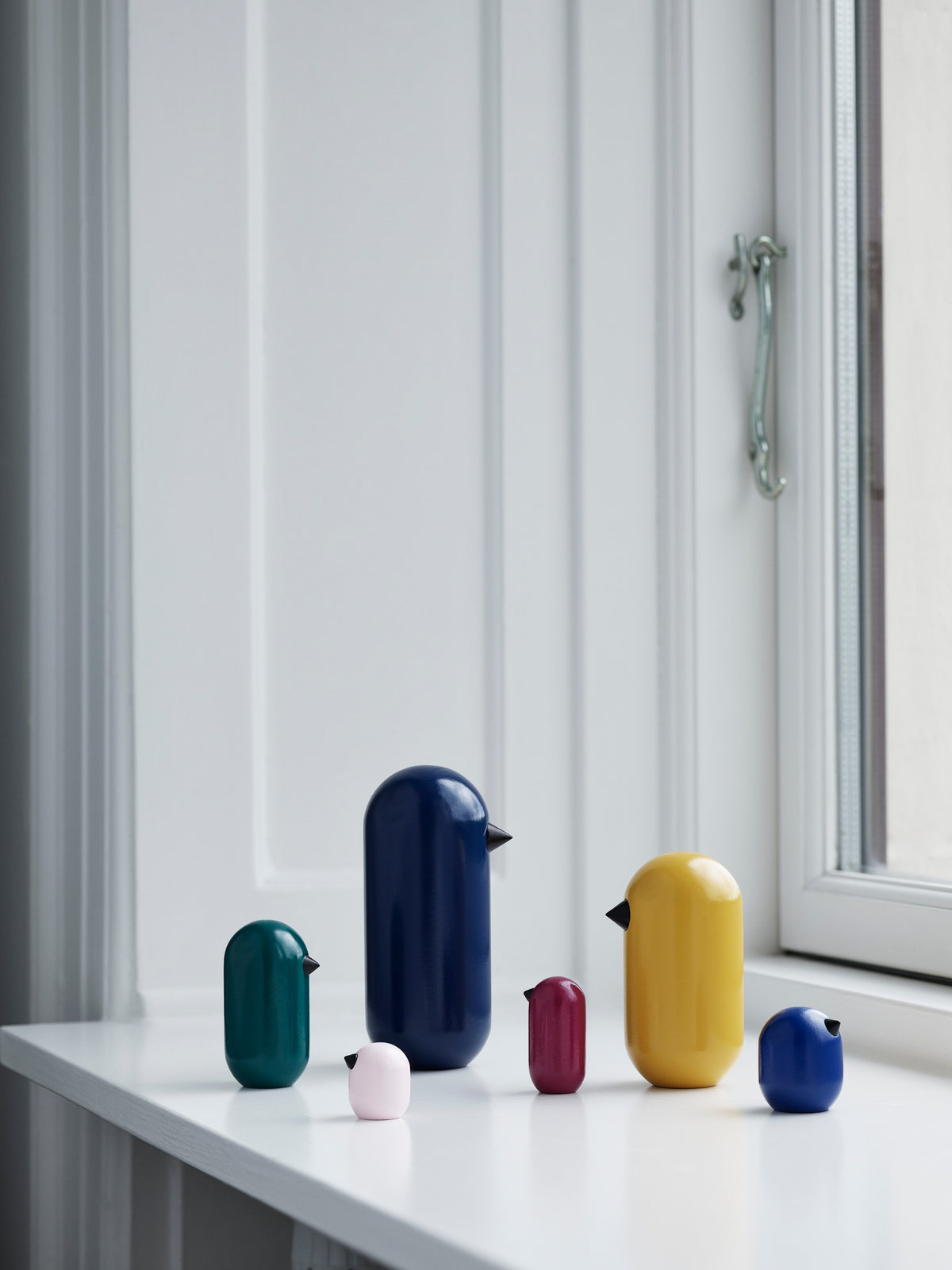 Normann Copenhagen Houten vogel Little Bird Inktblauw in een interieur