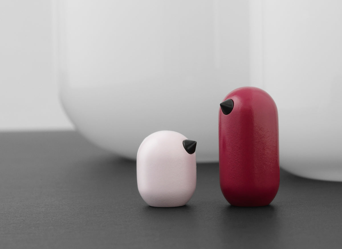 Normann Copenhagen Houten vogel Little Bird Lichtroze in een interieur