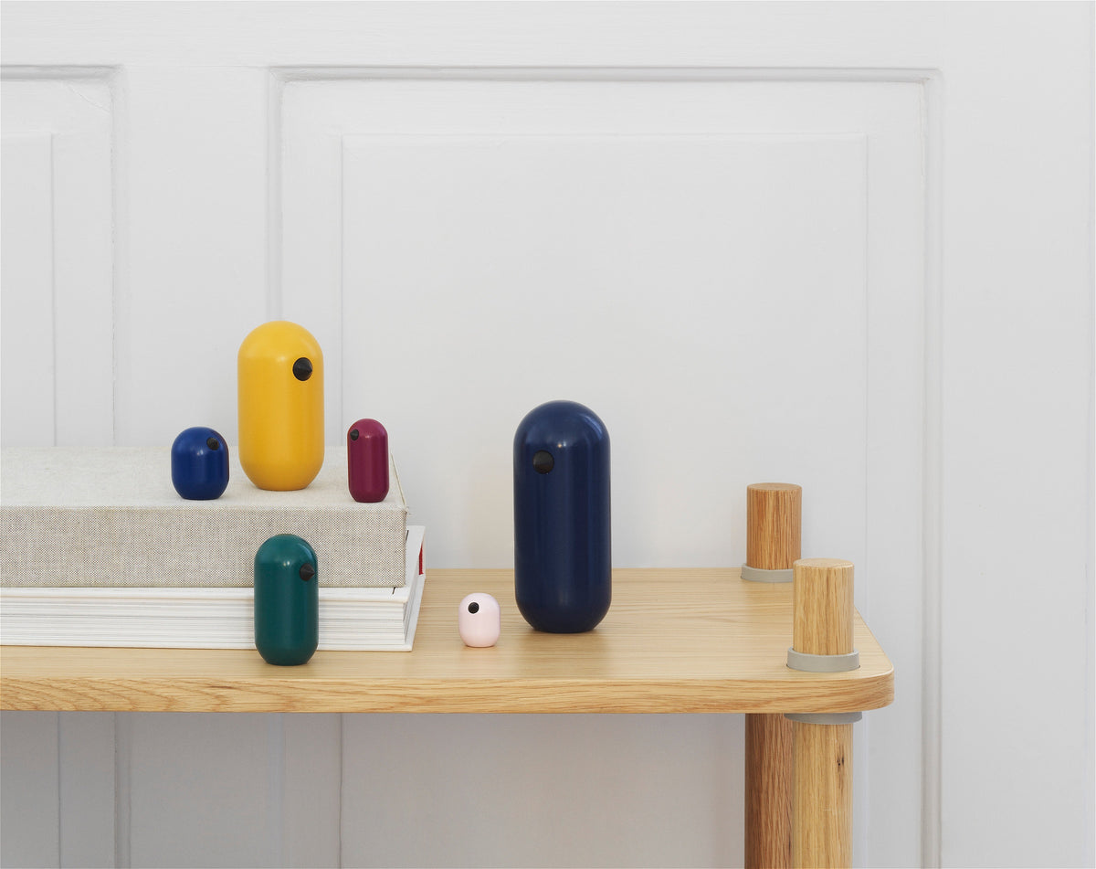 Normann Copenhagen Houten vogel Little Bird Magenta in een interieur