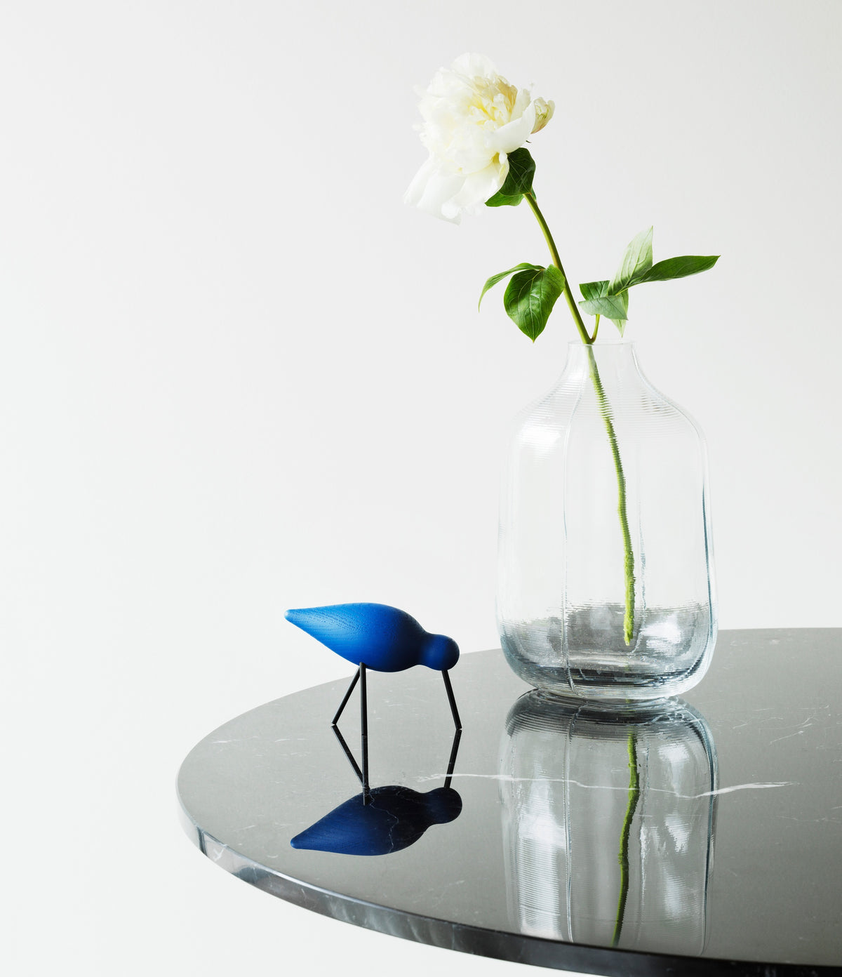 Normann Copenhagen Houten vogel Shorebird Blauw in een interieur