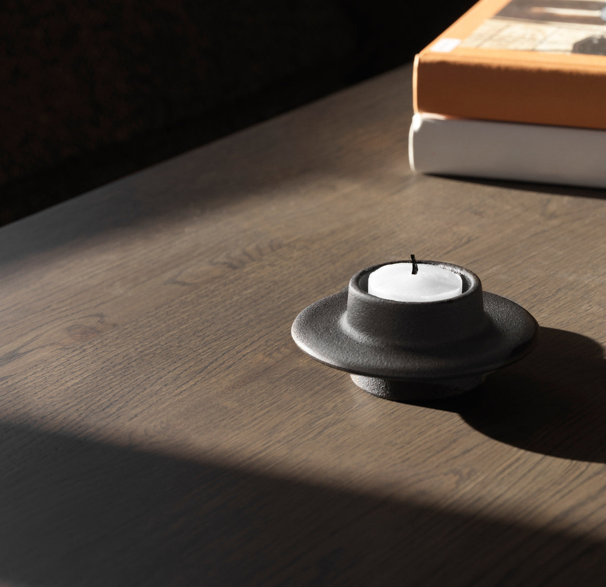 Normann Copenhagen Kaarsenhouder Heima Zwart in een interieur