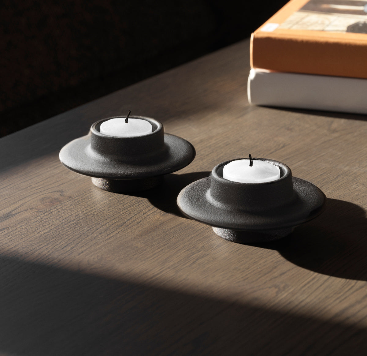 Normann Copenhagen Kaarsenhouder Heima Zwart in een interieur