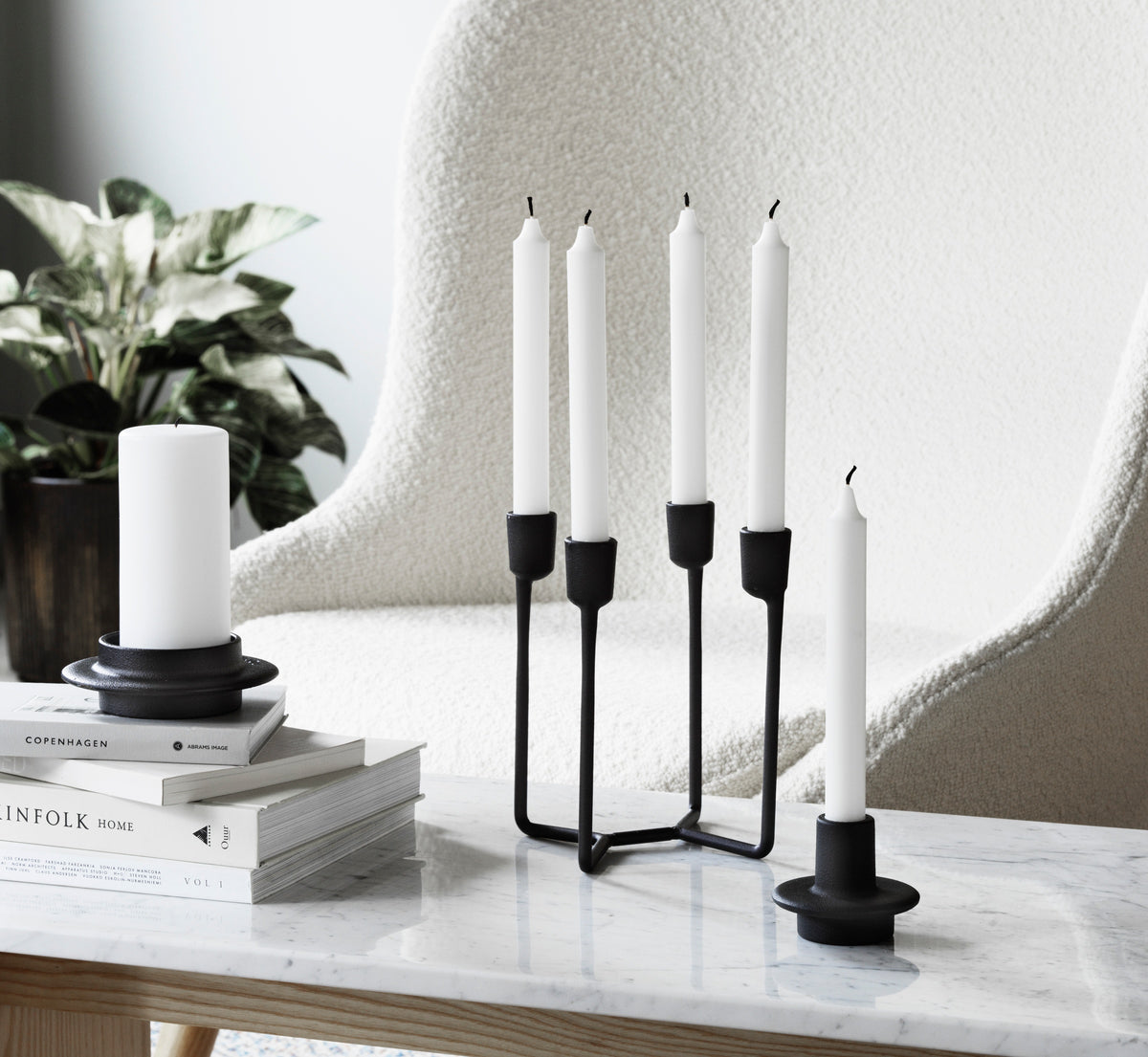 Normann Copenhagen Kandelaar Heima Zwart in een interieur