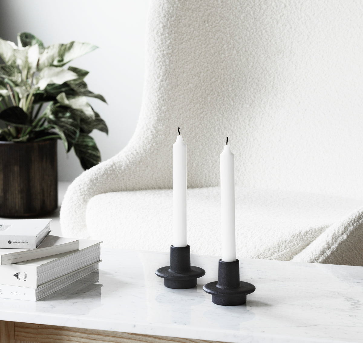 Normann Copenhagen Kandelaar Heima Zwart in een interieur