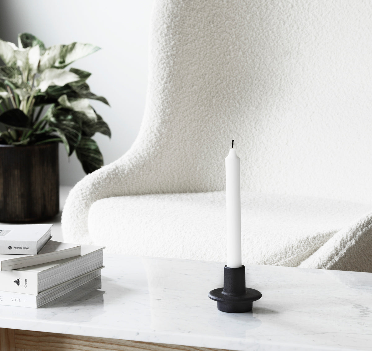 Normann Copenhagen Kandelaar Heima Zwart in een interieur