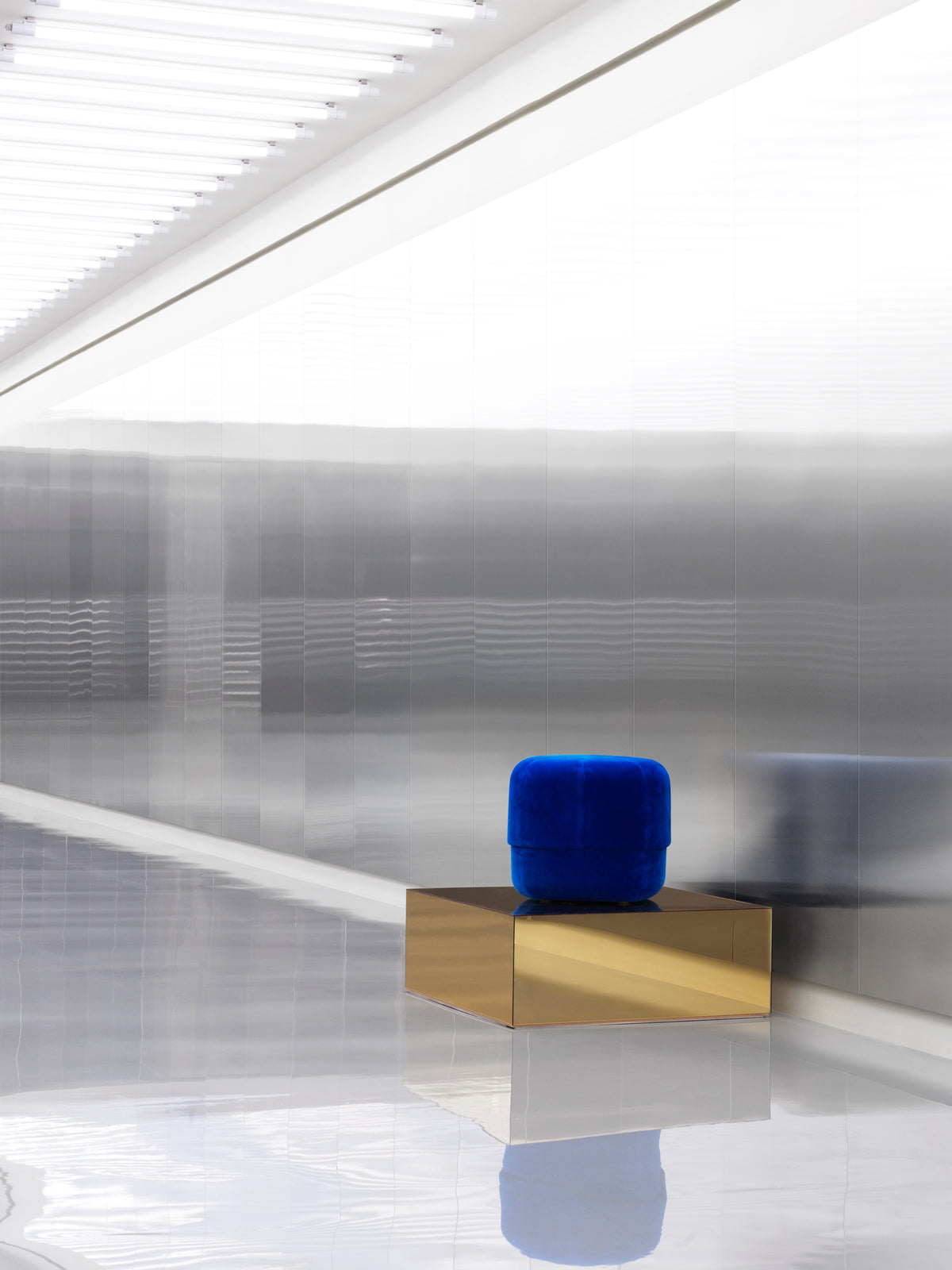 Normann Copenhagen Poef Circus Velour Blauw in een interieur